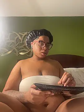 Snapshot of caramel__cremes chatting on November 6, 2025, 2:34 am caramel cremes online show from November 6, 2025, 2:34 am