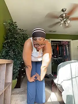 Snapshot of caramel__cremes chatting on November 6, 2025, 2:51 pm caramel cremes online show from November 6, 2025, 2:51 pm