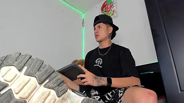 Snapshot of Mateo_Escobar chatting on November 18, 2025, 1:33 am Mateo Escobar online show from November 18, 2025, 1:33 am