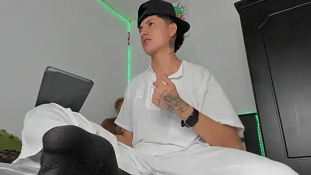 Snapshot of Mateo_Escobar chatting on November 21, 2025, 10:52 pm Mateo Escobar online show from November 21, 2025, 10:52 pm