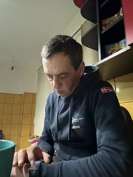 adiluci1 online show from April 12, 2026, 2:05 am