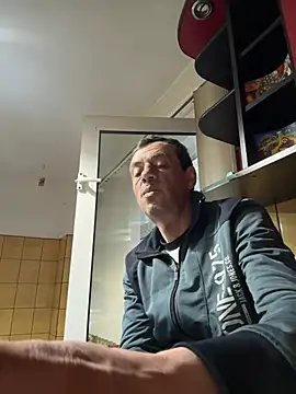 adiluci1 online show from April 19, 2026, 3:17 am