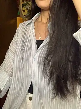 Nhinhi18 online show from November 9, 2025, 1:53 pm