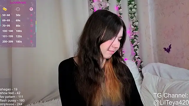 Snapshot of little_Teya chatting on October 17, 2025, 10:40 am little Teya online show from October 17, 2025, 10:40 am