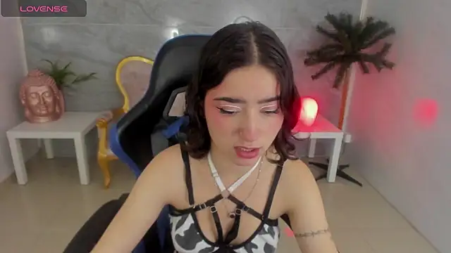 venuss09 s online show from November 17, 2025, 1:50 pm