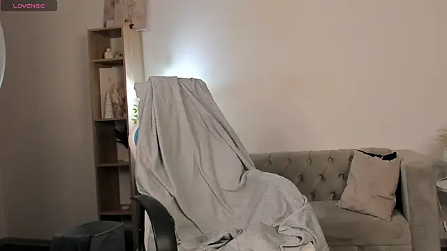 Kati Li online show from November 6, 2025, 10:49 am