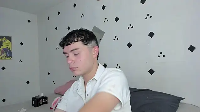 crushnier1 online show from September 23, 2025, 6:11 pm