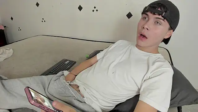 crushnier1 online show from October 21, 2025, 8:42 pm