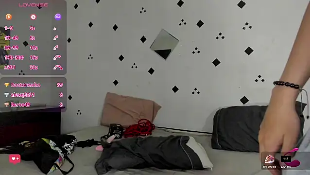 crushnier1 online show from November 6, 2025, 5:47 pm