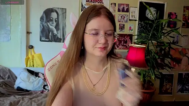 Snapshot of Sienna-Cow chatting on September 19, 2025, 10:38 am Sienna-Cow online show from September 19, 2025, 10:38 am