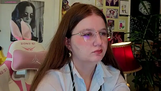 Snapshot of Sienna-Cow chatting on October 7, 2025, 10:12 am Sienna-Cow online show from October 7, 2025, 10:12 am