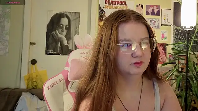 Snapshot of Sienna-Cow chatting on October 22, 2025, 12:05 pm Sienna-Cow online show from October 22, 2025, 12:05 pm