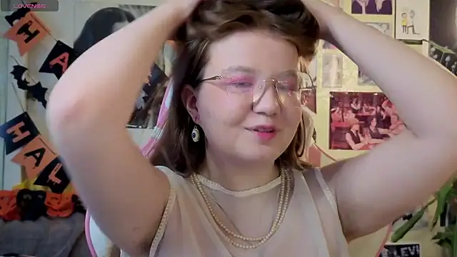 Snapshot of Sienna-Cow chatting on October 29, 2025, 11:45 am Sienna-Cow online show from October 29, 2025, 11:45 am