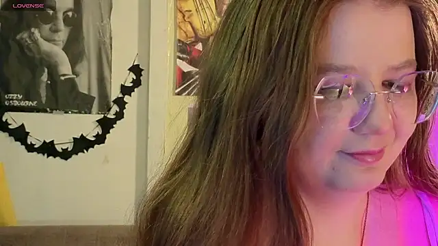 Snapshot of Sienna-Cow chatting on November 5, 2025, 12:38 pm Sienna-Cow online show from November 5, 2025, 12:38 pm