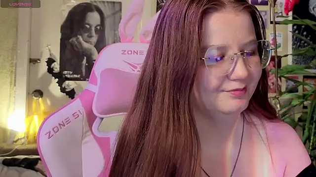 Snapshot of Sienna-Cow chatting on November 7, 2025, 1:33 pm Sienna-Cow online show from November 7, 2025, 1:33 pm