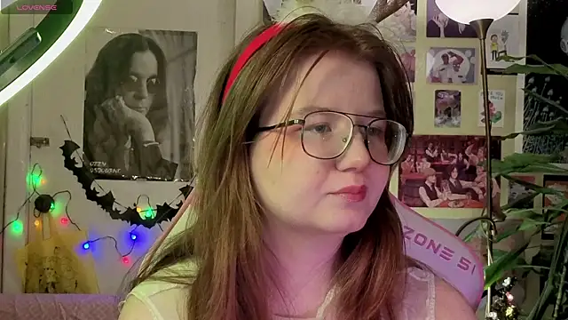 Snapshot of Sienna-Cow chatting on December 15, 2025, 5:28 pm Sienna-Cow online show from December 15, 2025, 5:28 pm