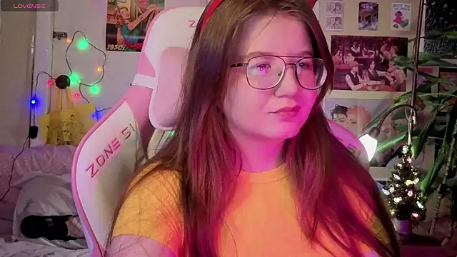 Snapshot of Sienna-Cow chatting on December 22, 2025, 5:21 pm Sienna-Cow online show from December 22, 2025, 5:21 pm