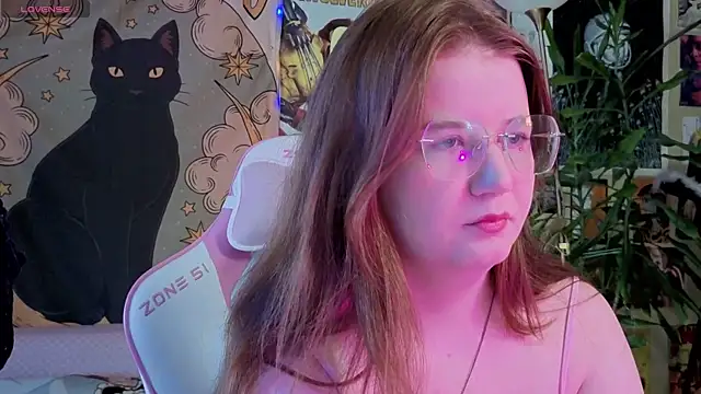 Snapshot of Sienna-Cow chatting on April 13, 2026, 8:42 am Sienna-Cow online show from April 13, 2026, 8:42 am