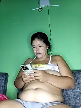 Snapshot of hotmom33 chatting on September 15, 2025, 11:10 am hotmom33 online show from September 15, 2025, 11:10 am