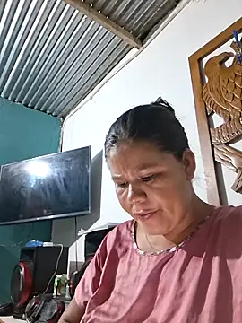 Snapshot of hotmom33 chatting on November 7, 2025, 10:37 am hotmom33 online show from November 7, 2025, 10:37 am