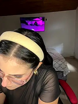 Snapshot of Alina0 chatting on October 2, 2025, 8:27 pm Alina0 online show from October 2, 2025, 8:27 pm