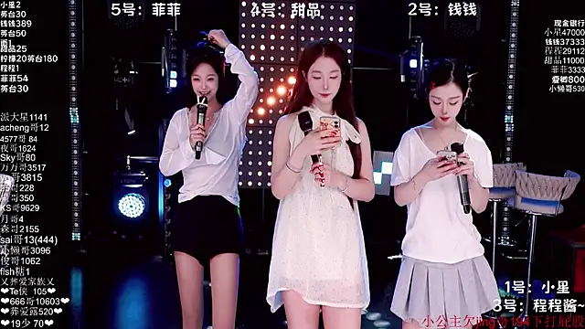 Snapshot of ZZ00033S chatting on November 25, 2025, 8:25 am ZZ00033S online show from November 25, 2025, 8:25 am