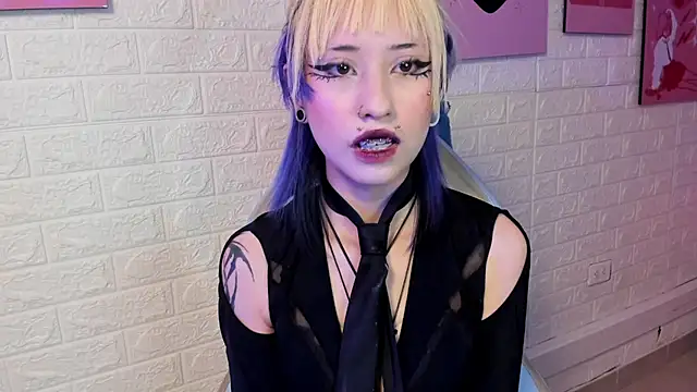 Hannahpage online show from November 21, 2025, 12:37 pm