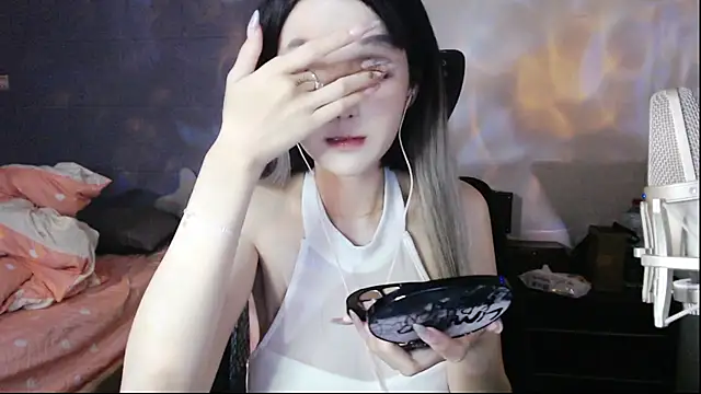 twlilybae online show from June 28, 2026, 8:09 am