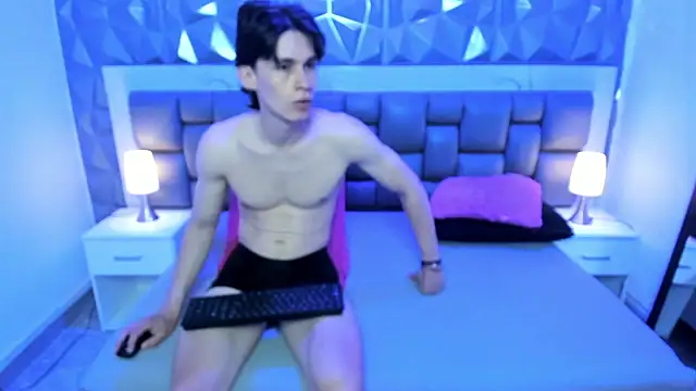 Snapshot of CloeyMiller chatting on October 17, 2025, 5:15 pm CloeyMiller online show from October 17, 2025, 5:15 pm