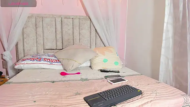 Snapshot of Rachellcooperrr chatting on September 25, 2025, 9:18 pm Rachellcooperrr online show from September 25, 2025, 9:18 pm