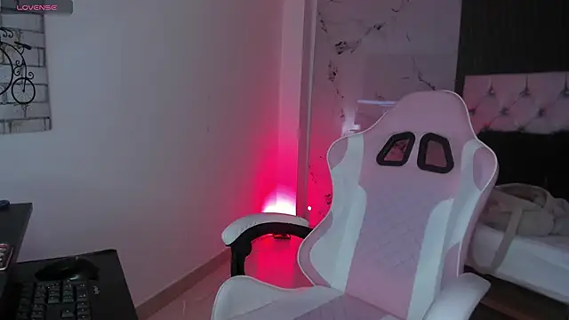 Snapshot of chloesagee chatting on October 6, 2025, 10:18 pm chloesagee online show from October 6, 2025, 10:18 pm