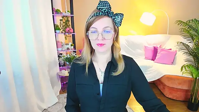 Snapshot of YourUniverser chatting on September 24, 2025, 4:27 am YourUniverser online show from September 24, 2025, 4:27 am