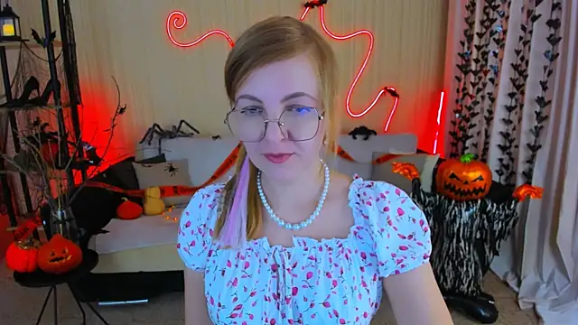 Snapshot of YourUniverser chatting on October 25, 2025, 9:28 am YourUniverser online show from October 25, 2025, 9:28 am