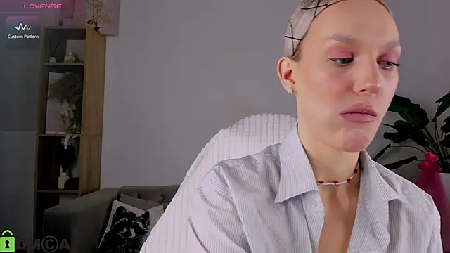 Ice Strawberry online show from April 3, 2026, 3:04 am