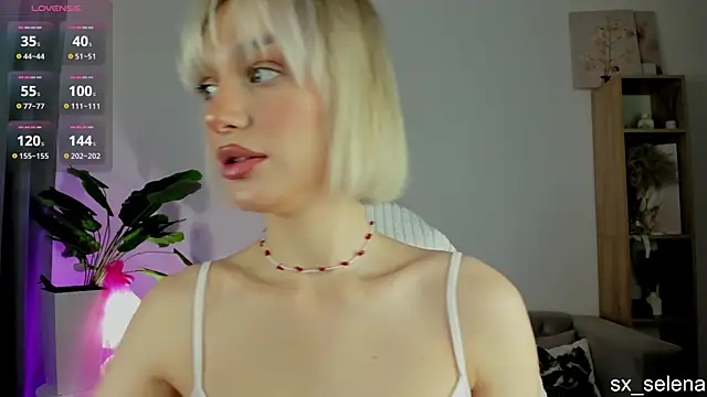 Ice Strawberry online show from April 5, 2026, 3:04 am