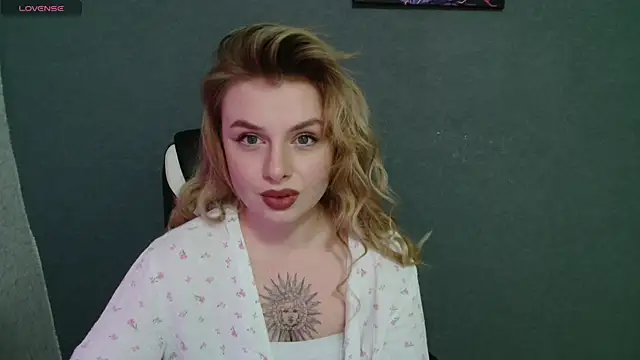 Snapshot of AngelicaHollywood chatting on November 6, 2025, 8:32 pm AngelicaHollywood online show from November 6, 2025, 8:32 pm