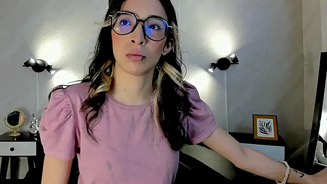 Emilia Bons online show from December 2, 2025, 1:39 pm