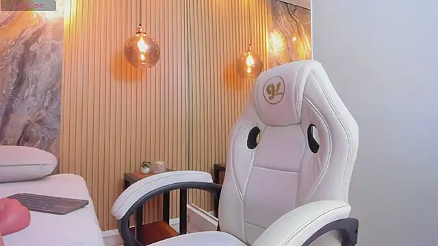 chloe murray online show from September 27, 2025, 5:51 pm