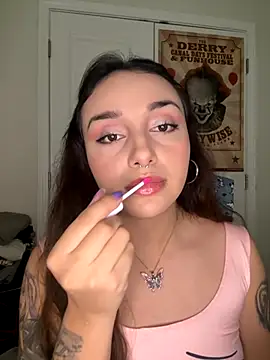 Snapshot of CharmingMaddie chatting on December 3, 2025, 7:23 pm CharmingMaddie online show from December 3, 2025, 7:23 pm