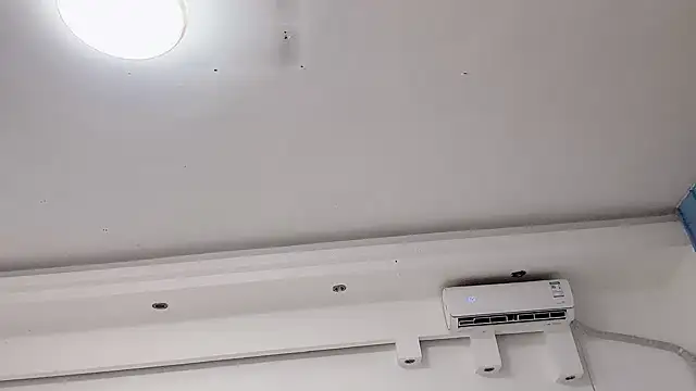 xiaojie2563 online show from October 6, 2025, 12:02 pm