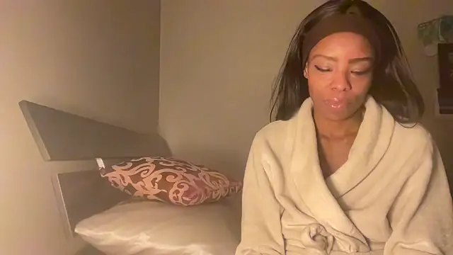 Snapshot of Peachyz69 chatting on February 11, 2026, 4:06 am Peachyz69 online show from February 11, 2026, 4:06 am