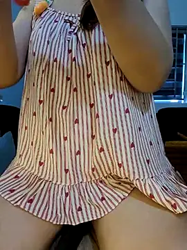Snapshot of Bee_sweet chatting on June 10, 2026, 2:56 am Bee sweet online show from June 10, 2026, 2:56 am