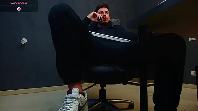 Snapshot of EnzoRace chatting on September 28, 2025, 4:40 am EnzoRace online show from September 28, 2025, 4:40 am