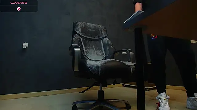 Snapshot of EnzoRace chatting on October 5, 2025, 5:06 am EnzoRace online show from October 5, 2025, 5:06 am