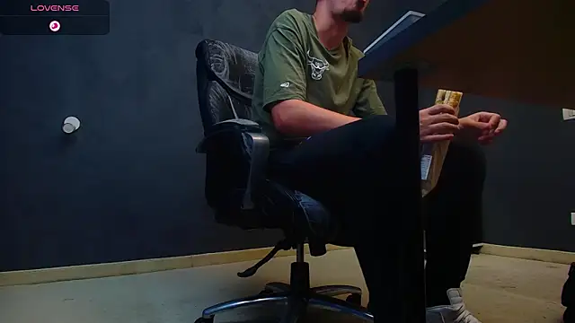 Snapshot of EnzoRace chatting on October 6, 2025, 4:54 am EnzoRace online show from October 6, 2025, 4:54 am