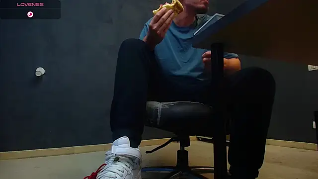 Snapshot of EnzoRace chatting on October 10, 2025, 5:28 am EnzoRace online show from October 10, 2025, 5:28 am