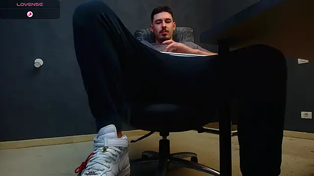 Snapshot of EnzoRace chatting on October 17, 2025, 5:21 am EnzoRace online show from October 17, 2025, 5:21 am