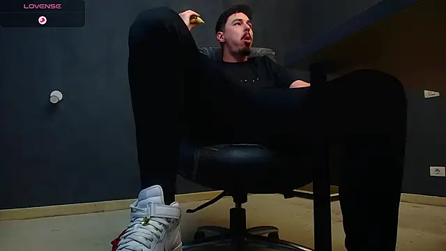 Snapshot of EnzoRace chatting on October 31, 2025, 6:47 am EnzoRace online show from October 31, 2025, 6:47 am