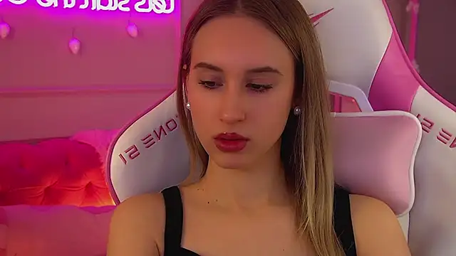 VictoriaHopsons online show from December 15, 2025, 6:45 pm