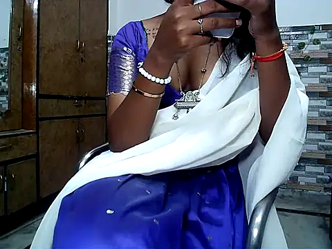 Snapshot of HOT_AARVI11 chatting on September 27, 2025, 4:28 am HOT AARVI11 online show from September 27, 2025, 4:28 am